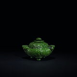 A SPINACH-GREEN JADE TRIPOD CENSER AND COVER - фото 1