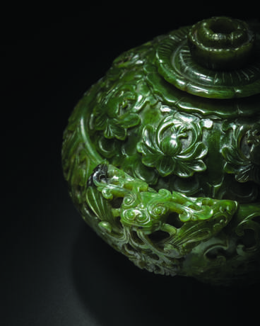 A SPINACH-GREEN JADE TRIPOD CENSER AND COVER - фото 2