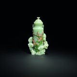 AN INLAID GREENISH-WHITE JADE VASE AND COVER - Foto 1