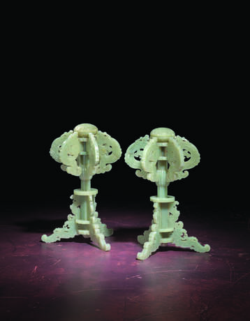 AN IMPERIAL AND EXCEPTIONALLY RARE PAIR OF GREENISH-WHITE JADE RETICULATED HAT STANDS - Foto 1