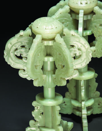 AN IMPERIAL AND EXCEPTIONALLY RARE PAIR OF GREENISH-WHITE JADE RETICULATED HAT STANDS - photo 2