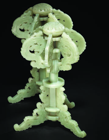 AN IMPERIAL AND EXCEPTIONALLY RARE PAIR OF GREENISH-WHITE JADE RETICULATED HAT STANDS - photo 4