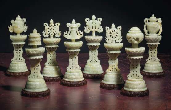 AN EXCEPTIONALLY RARE COMPLETE SET OF PALE GREENISH-WHITE JADE EIGHT BUDDHIST EMBLEMS, BAJIXIANG - Foto 1
