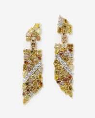 Ein Paar Ohrstiftgehänge mit Diamanten in vielfarbigen natürlichen Fancy Farben und Formen