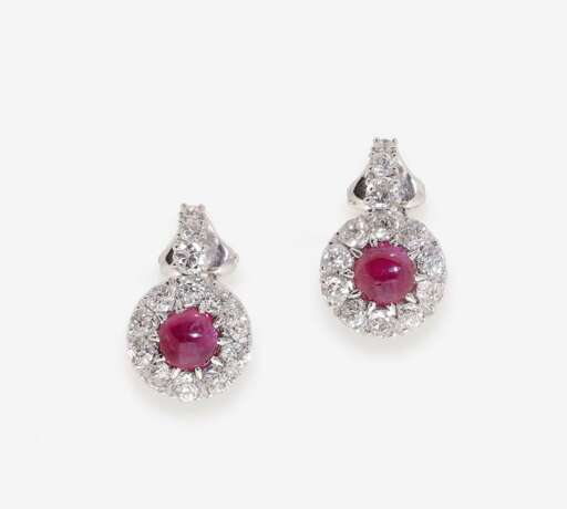 Ein Paar Ohrclips mit Diamanten und Rubinen - фото 1
