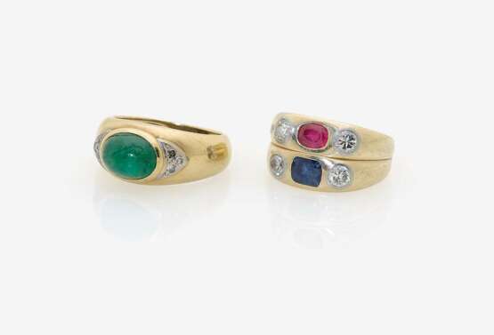 Zwei Ringe mit Rubin und Saphir bzw. Smaragd und Diamanten - Foto 1