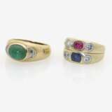 Zwei Ringe mit Rubin und Saphir bzw. Smaragd und Diamanten - фото 1
