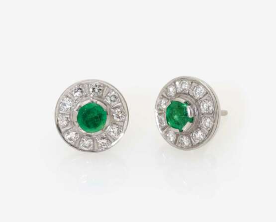 Ein Paar Ohrstecker und Mittelstück eines Colliers mit Smaragden und Brillanten sowie 7 Smaragde - photo 2