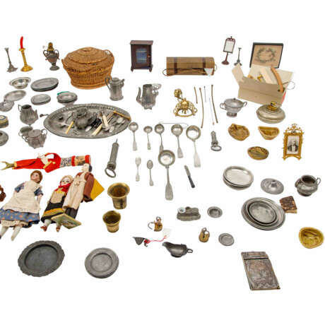 Extensive set of 5 doll's house dolls and accessories for the doll's kitchen, 19th and 20th century. - Foto 3