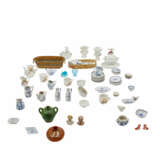 Extensive set of 5 doll's house dolls and accessories for the doll's kitchen, 19th and 20th century. - фото 2