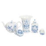 MEISSEN 75 service pieces 'Zwiebelmuster', mostly 1st choice, 20th c. - Foto 4