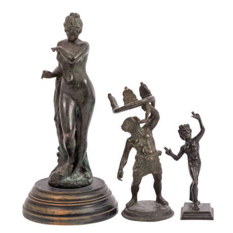 GÖRLING, FELIX et al. 20th c. Convolute of 3 figures: a female nude and two antique bronze replicas, - Foto 1
