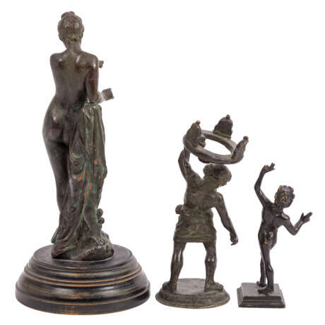 GÖRLING, FELIX et al. 20th c. Convolute of 3 figures: a female nude and two antique bronze replicas, - Foto 3