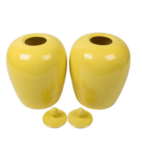 Pair of lemon yellow glazed lidded vessels. CHINA - photo 2