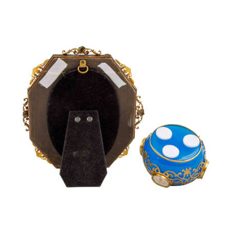 Mixed lot of SMALL ANTIQUITIES: picture frame and paperweight, each end 19th c., - фото 5