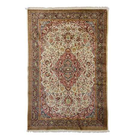 Oriental carpet with silk. ISFAHAN/PERSIA, 273x183 cm, 20th c. - photo 1