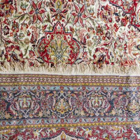 Oriental carpet with silk. ISFAHAN/PERSIA, 273x183 cm, 20th c. - photo 3