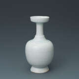 A SMALL QNIGBAI VASE - фото 1