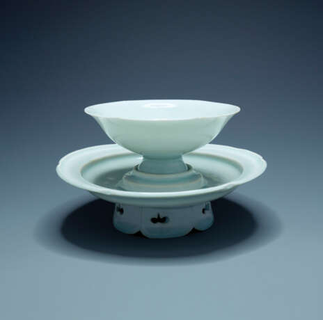 A QINGBAI FOLIATE RIM CUP AND CUP STAND - photo 1