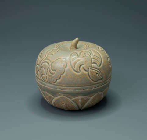 A RARE CARVED YUE ‘BIRDS AND FLOWERS’ BOX AND COVER - фото 1