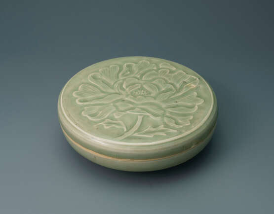 A VERY RARE CARVED LONGQUAN CELADON ‘PEONY’ BOX AND COVER - Foto 1