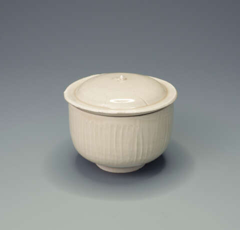 A CARVED DING LOTUS-FORM BOWL AND COVER - Foto 1