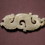 A RARE JADE RETICULATED ‘DRAGON AND MONKEY’ PENDANT - Foto 1