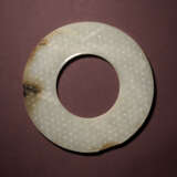 A WHITE AND RUSSET JADE RING, HUAN - Foto 1