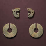 TWO PAIRS OF JADE ORNAMENTS - Foto 1