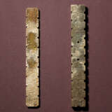A GROUP OF TWO JADE LONG FLAT BEADS, LE - Foto 1