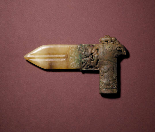 AN EXCEPTIONAL AND RARE JADE INSET BRONZE GE-HALBERD BLADE - Foto 1