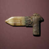 AN EXCEPTIONAL AND RARE JADE INSET BRONZE GE-HALBERD BLADE - Foto 1