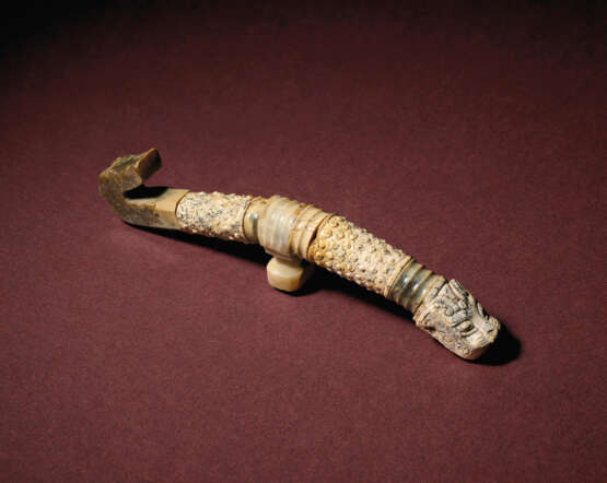 A JADE SECTIONED `DRAGON` BELT HOOK - photo 1