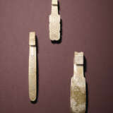 A GROUP OF THREE JADE BELT HOOKS - Foto 1