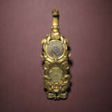 AN EXTREMELY RARE AND IMPORTANT GLASS AND JADE INSET GILT-BRONZE ‘DRAGON’ BELT HOOK - photo 1