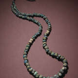 A STRAND OF GLASS BEADS - Foto 1