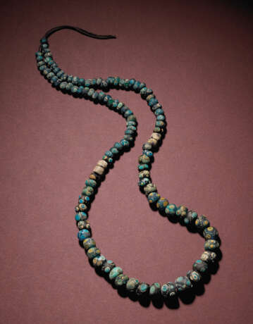 A STRAND OF GLASS BEADS - Foto 1