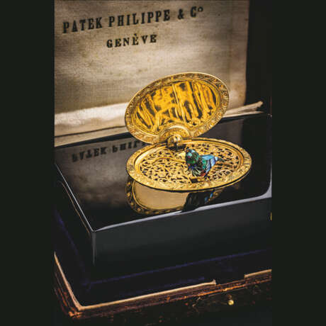 RETAILED BY PATEK PHILIPPE. A VERY FINE AND RARE TORTOISESHELL, GILT AND ENAMEL SINGING BIRD BOX WITH ORIGINAL BOX AND OPERATING INSTRUCTIONS - Foto 1