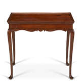 A QUEEN ANNE CHERRYWOOD TRAY-TOP TEA TABLE - фото 1