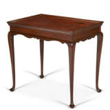 A QUEEN ANNE CHERRYWOOD TRAY-TOP TEA TABLE - Foto 2