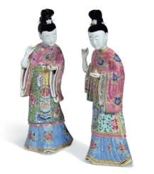 A PAIR OF CHINESE EXPORT PORCELAIN FAMILLE ROSE COURT LADIES