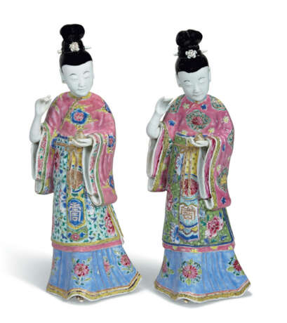 A PAIR OF CHINESE EXPORT PORCELAIN FAMILLE ROSE COURT LADIES - photo 2
