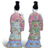 A PAIR OF CHINESE EXPORT PORCELAIN FAMILLE ROSE COURT LADIES - фото 3