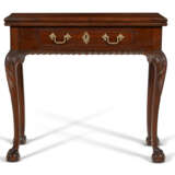 A CHIPPENDALE CARVED MAHOGANY CARD TABLE - Foto 1