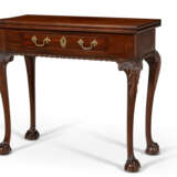 A CHIPPENDALE CARVED MAHOGANY CARD TABLE - фото 2