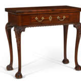 A CHIPPENDALE CARVED MAHOGANY CARD TABLE - Foto 3