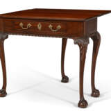 A CHIPPENDALE CARVED MAHOGANY CARD TABLE - Foto 4