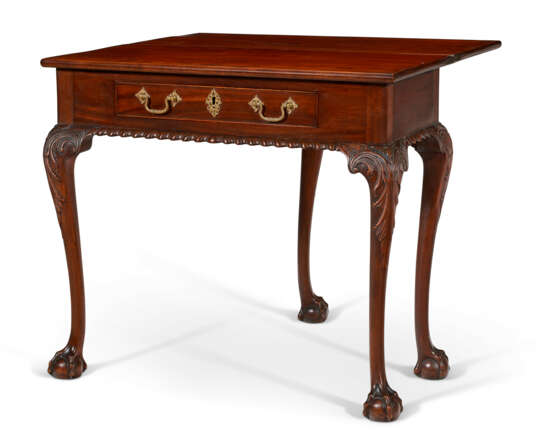 A CHIPPENDALE CARVED MAHOGANY CARD TABLE - Foto 4