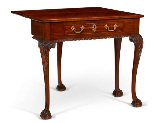 A CHIPPENDALE CARVED MAHOGANY CARD TABLE - Foto 5