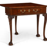 A CHIPPENDALE CARVED MAHOGANY CARD TABLE - Foto 5